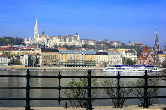 Burgviertel in Budapest, Mathiaskirche, Hotelanlage, Donau und Fischerbastei