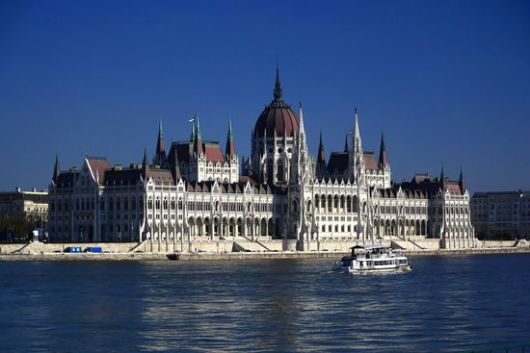 Ungarisches Parlament mit Donau und Schifftaxi