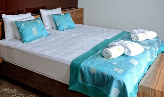 Palóc népi motívumok a hollókői új hotelban Palóc népi motívumok a hollókői új hotelban