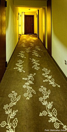 Palóc népi motívumok a hollókői új hotelban Palóc népi motívumok a hollókői új hotelban