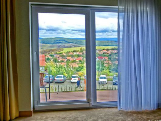 Palóc népi motívumok a hollókői új hotelban Palóc népi motívumok a hollókői új hotelban