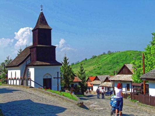 Palóc népi motívumok a hollókői új hotelban 