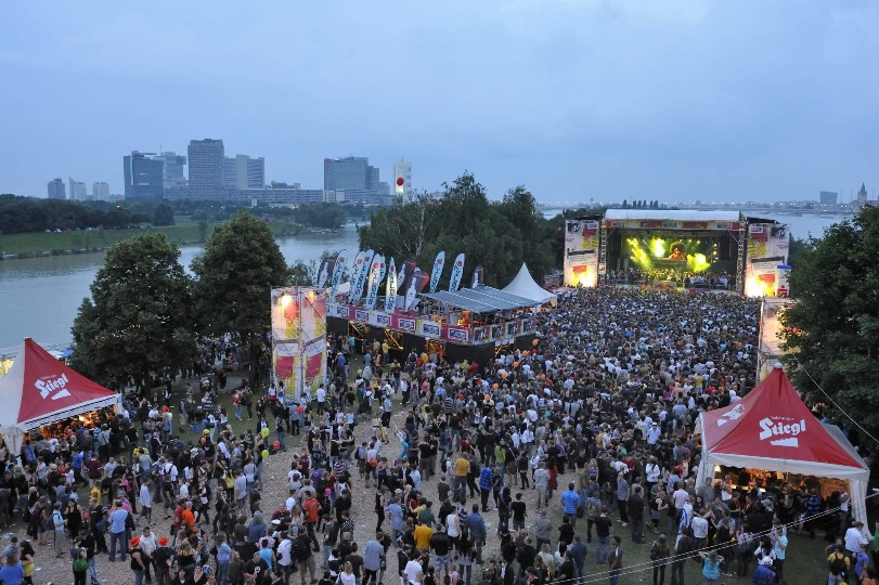 Emeletes buszokon a bécsi Duna-sziget Fesztivál