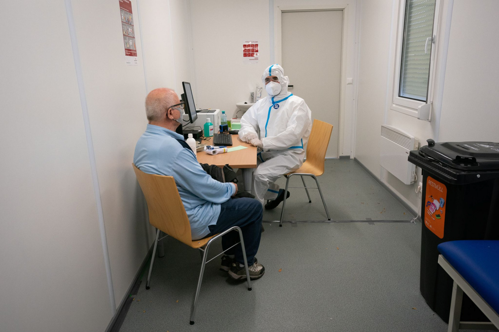 Bécs: Koronavírus-szűrés mobil orvosi rendelőkben