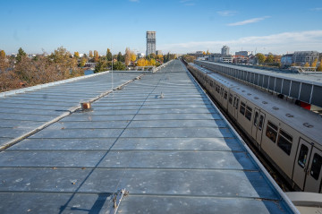 Napelemeket telepítenek a bécsi metróállomások tetejére