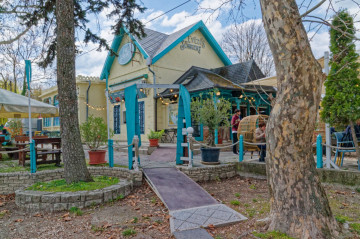 Az Evezős sörkert – a Római-part társasági kikötője